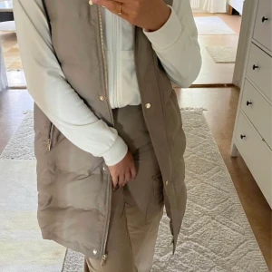 Zara väst - Storlek xs  Kan fraktas eller hämtas upp i tyresö