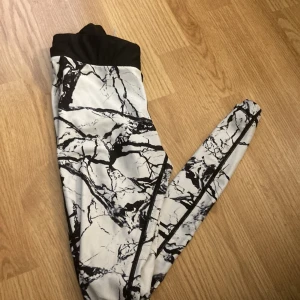 Stronger thights marmor - Stronger thights i marmor , gammal modell så inga streck på sidorna! Sällan andvänd i storlek S och är sann i storlek! Du står för frakten!