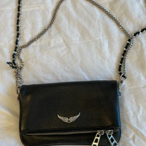 Zadig väska  - Säljer min jätte fina Zadig väska då jag inte använder den längre. Den är i väldigt bra skicka. Lite slitage på bandet men det är inget man ser. 