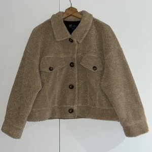 Mysig teddyjacka  - Mysig ljusbrun jacka i teddymaterial med fodring. Storlek L, men den är oversize, så passar även XL.