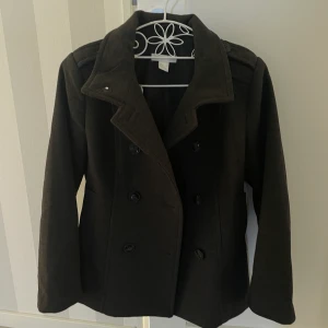 Svart/mörkgrå kappa/jacka hm - En jätte fin mörkgrå jacka från HM i storlek 36, säljer eftersom den är för liten på mig. Bra skick❤️