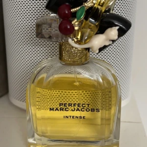 Marc Jacobs Perfect intense EDP 50ml - Marc Jacobs Perfect intense EDP 50ml  Ungefär 75 % kvar Säljes pga allergi 💔  Originalpris 1 150 