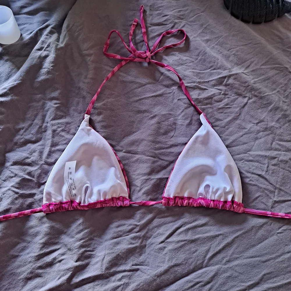 Rosa Mönstrad triangel formad bikini topp 💕 från shein. Övrigt.
