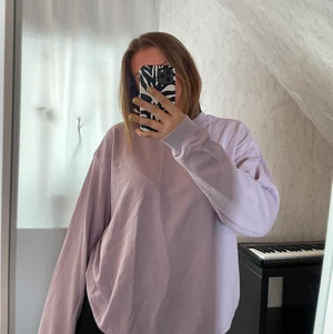 Lila sweatshirt - En ljuslila rätt tunn sweatshirt från Monki, i storlek M. Använd flera gånger men är i gott skick. 100 kr + 66 kr frakt 