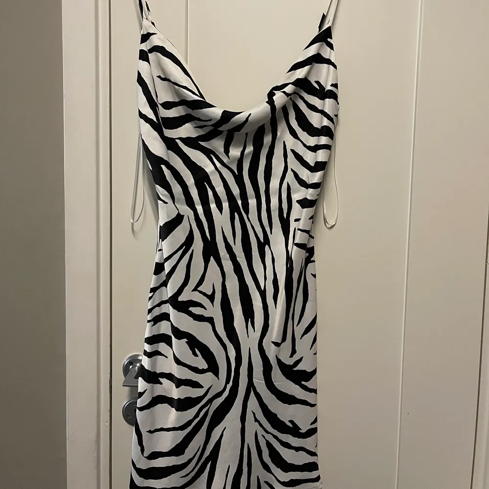 Zebra klänning från bershka. Klänningar.