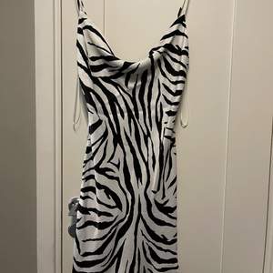 Zebra klänning från bershka