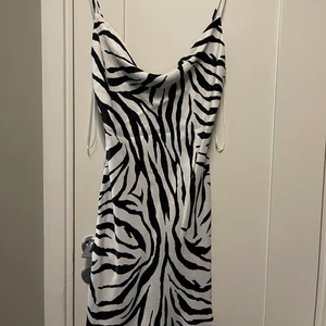 Klänning - Zebra klänning från bershka