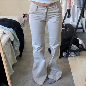 Lågmidjade byxor  - Säljer dessa supersnygga lågmidjade byxor som tyvärr är för små för mig! Står XS💓 Skulle säga att det är 34! Gråa/beige. Skriv privat för alla mått! Hon på bilden är 157 cm💓