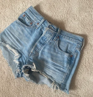Levis shorts - Säljer dessa levis shorts då jag inte passar de längre, köptes för ca 3 år sen men jättefint skick. Köptes för 500, säljer för halva priset. Hör av er om ni är intresserade 💙