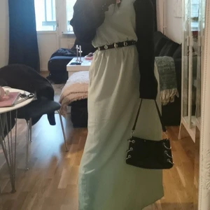 Långklänning mint grön  - Långklänning i fin mint grön färg. Endast använd 1 gång. 
