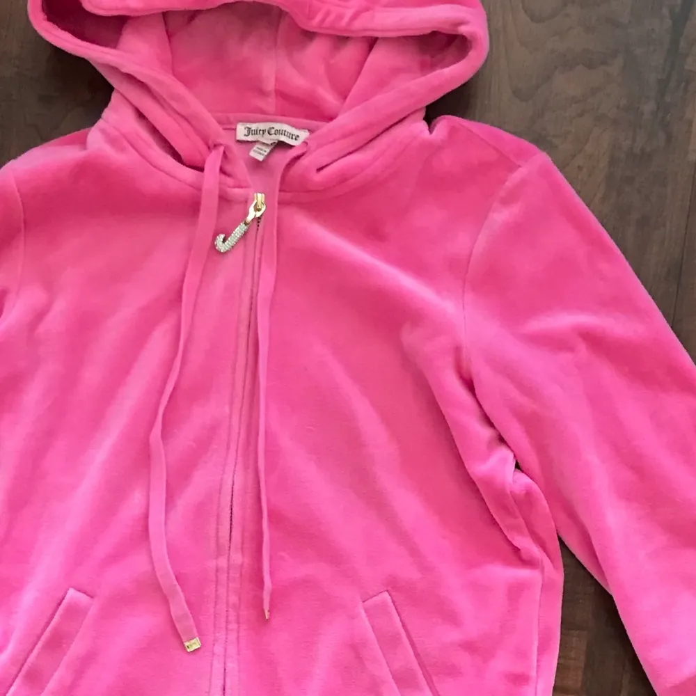 Juicy Couture hoodie i mörk rosa, mycketfint skick. J:et är täckt i diamanter. Köparen står för frakten 💖. Hoodies.