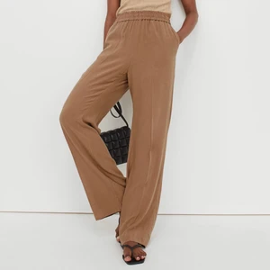 Brun/beiga linnebyxor  - Linnebyxor köpta från h&m. 🤎 Helt oanvända då de inte riktigt är min stil men dom sitter riktigt snyggt på och materialet är fladdrigt o skönt. De har fickor fram! passar större och mindre också.