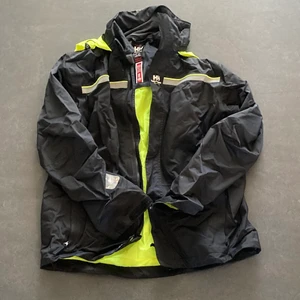 Helly Hansen x Sweet Sktbs Jacka XL - En väldigt cool Helly Hansen jacka i samband med Sweet Sktbs. Jackan är perfekt för regnigt och blåsigt väder. Den är också näst intill oanvänd sen jag köpte den för runt 3 år sedan. 