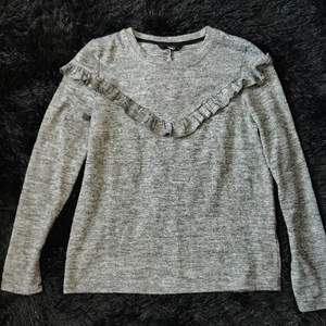 Säljer denna gråa tröja från Zalando som bara legat i min garderob och har aldrig använt den. ☁️ Kan mötas upp i Stockholm, men kan absolut också skicka paket! ✨ Köpare står för frakt! (Läs bio för mer info) 