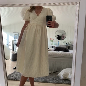 Sommarklänning  - Super fin ljusgul färg! Perfekt till sommaren, snålt använd och inga defekter. Köparen står för frakt🌸