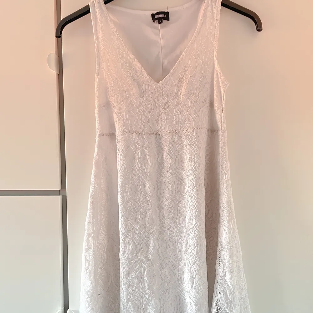 Jätte fin vit klänning från bubbelroom i stl S. Säljer pga att den aldrig kommer till användning. Helt oanvänd, ifall du är intresserad eller har några frågor så kan du skriva :). Klänningar.