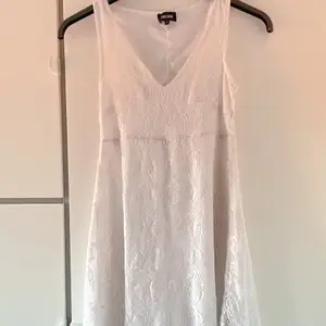 Jätte fin vit klänning från bubbelroom i stl S. Säljer pga att den aldrig kommer till användning. Helt oanvänd, ifall du är intresserad eller har några frågor så kan du skriva :)