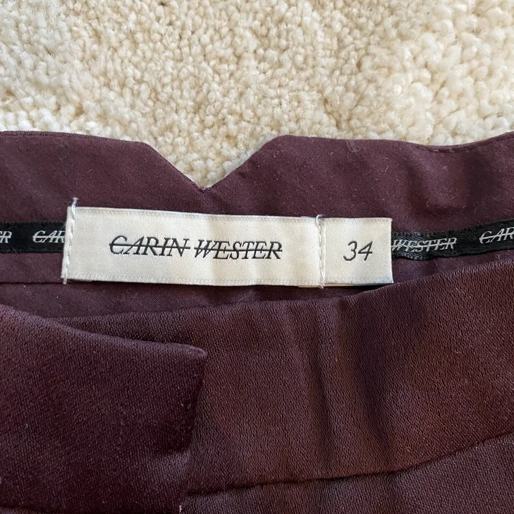 Ett matchande set från Carin Wester köpt för ca 2 år sedan men aldrig använt. Stl 34 i byxorna men passar mig som brukar ha stl 36 och som är 172cm lång. Blazern passar alla storlekar, den är oversized. Prislapp kvar på blazern. Inga defekter. Köp endast hela setet ej endast det ena.. Kostymer.