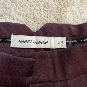 Vinröd blazer & vinröda kostymbyxor  - Ett matchande set från Carin Wester köpt för ca 2 år sedan men aldrig använt. Stl 34 i byxorna men passar mig som brukar ha stl 36 och som är 172cm lång. Blazern passar alla storlekar, den är oversized. Prislapp kvar på blazern. Inga defekter. Köp endast hela setet ej endast det ena.