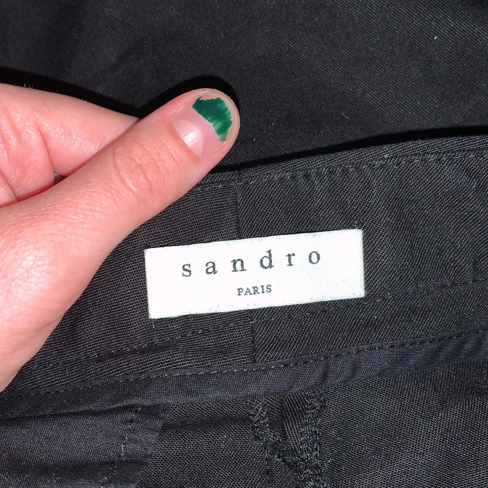 Jättefina vida byxor från Sandro Paris som jag köpte i Berlin men som tyvärr har blivit för små för mig! Dom är högmidjade och vida i benen. Nypris cirka 1500kr. . Jeans & Byxor.