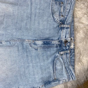 Jeans Gina tricot// storlek 38 - Jeans i nyskick