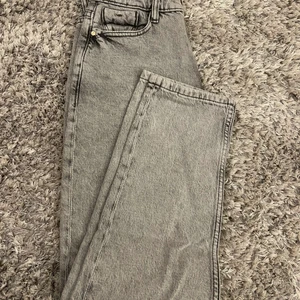 Grå byxa straight Zara - Säljer mina fina straight byxor från zara som är oanvända💕 köparen står för frakten.