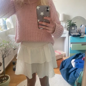 Stickad tröja💗 - Jättemysig stickad tröja från gina tricot💗 Perfekt till sena sommarkvällar💗 Storlek M men passar mig med XS/S på ett snyggt oversize sätt!🤍