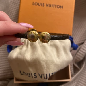 Louis vuitton armband - Säljer nu mitt fina Louis vuitton armband!! Väldigt fint och enkel/klassiskt. Guldigt med monogram 😍 Köpt på NK i Stockholm 2018 men saknar tyvärr kvitto. Dustbag och box ingår 🤩