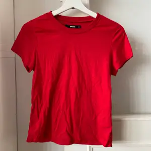 Röd t-shirt från Bikbok i storlek S. Säljes för 50kr + frakt. ❤️‍🔥