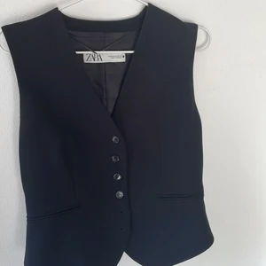 Svart kavaj väst - Svart kavaj väst säljs, den är i storlek xs men passar mig som vanligtvis har storlek M. Västen är använd ett par gånger men är i superbra skick. Nypris 500kr säljer för 200 + frakt