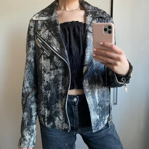 NYDEN LÄDERJACKA - Hej! Säljer en supercool läderjacka från Nyden i storlek MEDIUM, passar både tjejer och killar. Jackan säljs inte längre och nypris är 2000 kr. Jackan är aldrig använd. Det är min pojkväns jacka så den sitter bra på honom (skriv för bilder), på mig är den snyggt oversized och jag bär vanligtvis 36. 