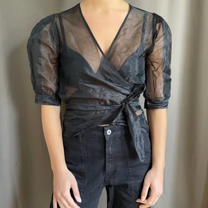 Transparant topp med puffärm - Transparant topp med puffärm🖤 Går utmärkt att styla även ovanpå skjorta eller dylikt!