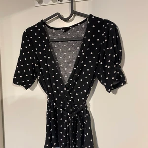 Prickig topp  - Söt prickig topp från Gina Tricot, sitter väldigt fint på och är av skönt material. Säljes pga att den inte används 😌 Du står för frakten!