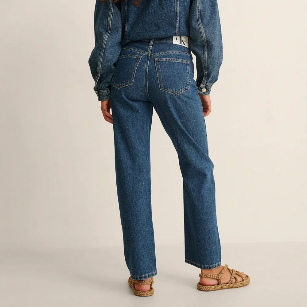 Säljer tyvärr dessa så snygga jeansen från Calvin Klein då de är lite för små för mig. Använda 1 gång! Nypris: 1099kr 💙 Mitt pris 700kr 💙. Jeans & Byxor.