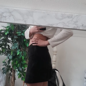 Svart kjol m knappar - Säljer denna svarta kjol från zara eftersom den inte är min stil längre, den börjar även bli lite kort för mig som är runt 167. Kjolen är innan mig begagnad men jag har typ använt den 1 gång.