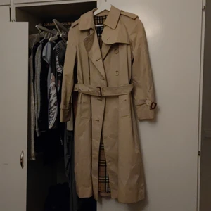 Vintage antik  Storlek s - En antik och välskött äkta Burberry kappa   ca 40 år gammal om inte mer, mormors gamla ifrån England 