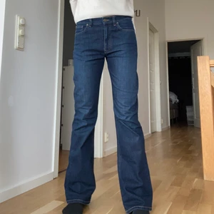 Bootcut jeans - Säljer dessa mörkblå Bootcut jeans från gant