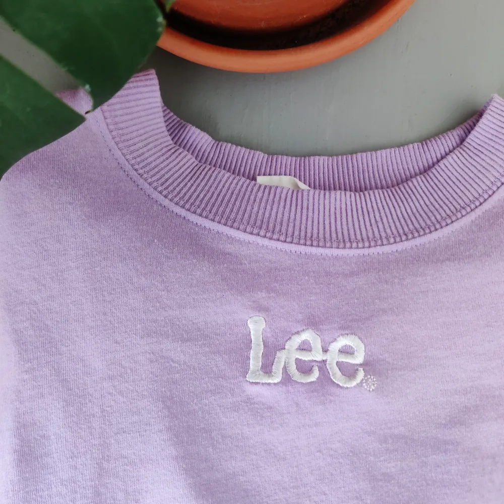 Oanvänd lavendel-lila t-shirt i väldigt skönt material storlek xs. T-shirts.