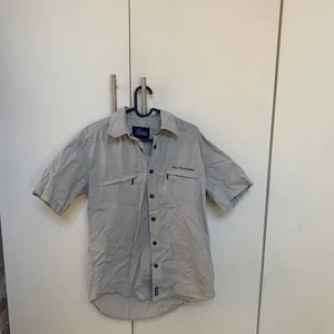 Peak performance skjorta  - Väldigt vintage peak performance kortärmad skjorta i skönt luftigt material. Är från när min pappa var ung men är i fint skick. Storlek S men är lite större skulle jag säga.