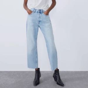 Zara jeans - Wide-leg jeans från Zara i storlek 40. Sitter oversized och mer lågmidjat på mig som är mer 38. De är cropped på mig som är 167cm, så normallängd på någon som är ca 160cm.