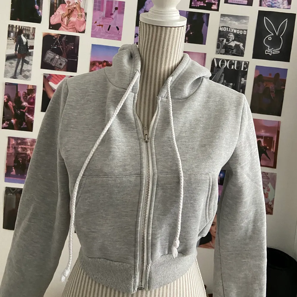 En croppad zip up hoodie i nyskick ! Sjukt fin men används inte skriv för mer frågor :) säljer massa mer tröjor , toppar, hoodies etc så in o kika 💕. Hoodies.