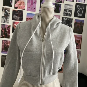 Crop zip up - En croppad zip up hoodie i nyskick ! Sjukt fin men används inte skriv för mer frågor :) säljer massa mer tröjor , toppar, hoodies etc så in o kika 💕
