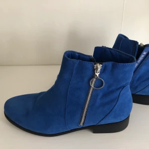 Kängor skor - Jätte snygga stövlar i en klarblå färg, perfekta för att liva upp en outfit nu till våren! I nyskick💙💙