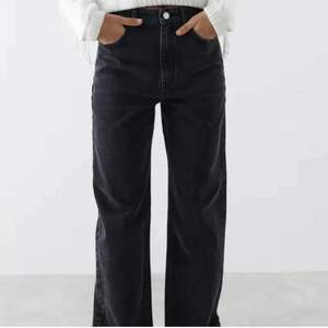 Säljer nu dessa jeans från Gina💕 Dom är endast använda 2 ggr så dom är i nyskick! Modellen heter 90s straight och är då raka hela vägen💖 Strl 38 Nypris: 599:- Vid fler bilder så skriv privat🥰
