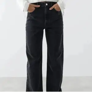 Säljer nu dessa jeans från Gina💕 Dom är endast använda 2 ggr så dom är i nyskick! Modellen heter 90s straight och är då raka hela vägen💖 Strl 38 Nypris: 599:- Vid fler bilder så skriv privat🥰