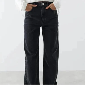 Raka Jeans  - Säljer nu dessa jeans från Gina💕 Dom är endast använda 2 ggr så dom är i nyskick! Modellen heter 90s straight och är då raka hela vägen💖 Strl 38 Nypris: 599:- Vid fler bilder så skriv privat🥰