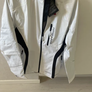 Vind Jacka - Helt nytt jacka ! Nytt pris är 2790kr . Min pris är 500 men kan diskuteras pris snab affäre 