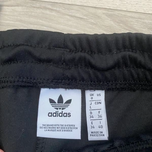 Äkta adidas byxor - Adidas byxor aldrig använda. Med söm fram. Storlek 34