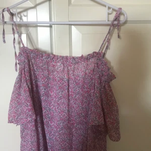 Blommigt linne med ärmar💕🥰💛 - Superfin men för liten för mig tyvärr💛😭💕⚡️