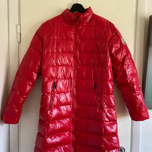 Moncler Storlek M - Äkta Moncler. Köpt för runt 10000 men säljer för 1500 Inte orginal dragkjedija och ingen luva. Bra skick. (Kan diskutera pris) skriv om man är intresserad eller vill komma och prova jackan:) 2000 om man klickar köp direkt